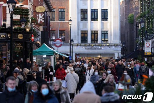 (런던 AFP=뉴스1) 우동명 기자 = 9일(현지시간) 코로나19 변이 오미크론 확산 속 영국 런던의 코벤트 가든 거리에 쇼핑객들이 북적이고 있다.  (C) AFP=뉴스1