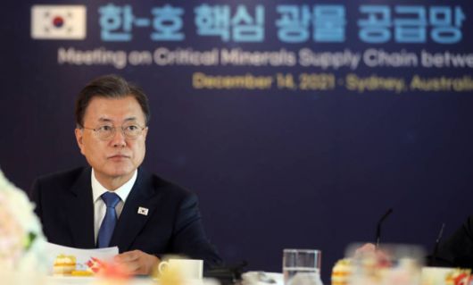 [시드니=뉴시스 전진환 기자 =  호주를 국빈 방문중인 문재인 대통령이 14일 호주 시드니의 한 호텔에서 열린 한-호주 핵심광물 공급망 간담회에 참석해 발언하고 있다.  2021.12.14.