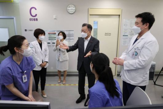 [서울=뉴시스] 김진아 기자 = 문재인 대통령이 24일 서울 강서구 마곡동 이화여자대학교 의과대학 부속 서울병원을 방문, 의료진과 대화하고 있다. 2021.12.24.