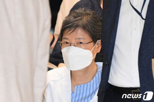 (서울=뉴스1) 성동훈 기자 = 최근 건강 악화를 호소해온 박근혜 전 대통령이 입원을 위해 20일 오후 서울 서초구 서울성모병원에 도착하고 있다. 2021.7.20/뉴스1