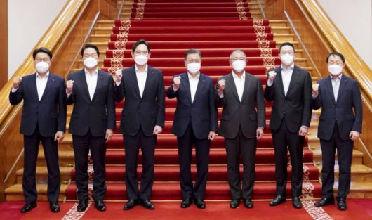 [서울=뉴시스] 김진아 기자 = 문재인 대통령이 27일 청와대에서 열린 '청년희망 온(ON) 참여기업 대표 초청 오찬 간담회'를 마친 뒤 이재용 삼성전자 부회장 등 6대 기업 대표들과 기념촬영을 하고 있다. 왼쪽부터 최정우  포스코 그룹 회장, 최태원 SK주식회사 회장, 이재용 삼성전자 부회장, 문 대통령, 정의선 현대자동차그룹 회장, 구광모 LG 회장, 구현모 KT 대표이사. 2021.12.27.