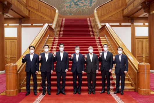 [서울=뉴시스] 김진아 기자 = 문재인 대통령이 27일 청와대에서 열린 '청년희망 온(ON) 참여기업 대표 초청 오찬 간담회'를 마친 뒤 이재용 삼성전자 부회장 등 6대 기업 대표들과 기념촬영을 하고 있다. 왼쪽부터 최정우  포스코 그룹 회장, 최태원 SK주식회사 회장, 이재용 삼성전자 부회장, 문 대통령, 정의선 현대자동차그룹 회장, 구광모 LG 회장, 구현모 KT 대표이사. 2021.12.27.