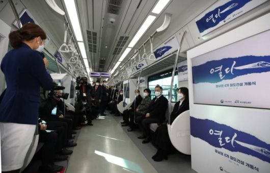 [울산=뉴시스] 김진아 기자 = 문재인 대통령이 28일 울산 태화강역에서 열린 동남권 4개 철도건설사업 개통식을 마친 뒤 울산 태화강에서 부산 일광 구간의 광역전동차를 시승하고 있다. 2021.12.28.