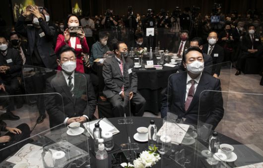 (서울=뉴스1) 구윤성 기자 = 이재명 더불어민주당 대선 후보와 윤석열 국민의힘 대선 후보가 28일 서울 여의도 페어몬트 앰배서더 서울 호텔에서 열린 '국가균형발전을 위한 지방소멸대응특별법안' 국회발의 간담회에 참석해 나란히 앉아 있다. 2021.12.28/뉴스1