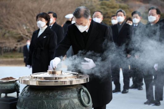 [서울=뉴시스 김진아 기자 = 문재인 대통령과 국무위원들이 새해 첫날인 1일 서울 동작동 국립서울현충원을 방문, 현충탑에 분향하고 있다. 2022.01.01.