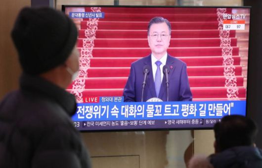 [서울=뉴시스 권창회 기자 = 3일 오전 서울 중구 서울역 대합실에서 시민들이 문재인 대통령 신년사를 시청하고 있다. 2022.01.03.