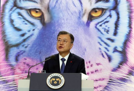 [서울=뉴시스] 전진환 기자 = 문재인 대통령이 3일 오전 청와대에서 화상으로 열린 '2022년 신년 인사회'에서 인사말을 하고 있다. 2022.01.03.