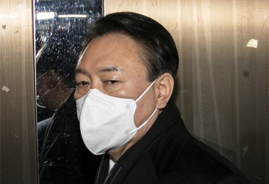 (서울=뉴스1) 구윤성 기자 = 윤석열 국민의힘 대선후보가 3일 오전 갑작스럽게 일정을 취소하고 서울 여의도 국민의힘 당사로 들어서고 있다. 2022.1.3/뉴스1