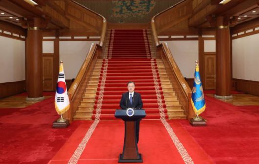 [서울=뉴시스] 전진환 기자 = 문재인 대통령이 3일 청와대 본관에서 2022년 신년사를 발표하고 있다. 2022.01.03.