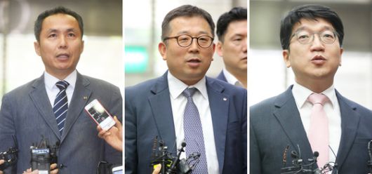 = 김순용 KT 정책협력담당 상무(왼쪽부터), 강학주 LG유플러스 공정경쟁담당 상무, 임형도 SK텔레콤 정책협력실 상무가 15일 오전 경기도 성남시 분당구 한국정보통신기술협회에서 열린 2018 5세대(5G) 이동통신 주파수 경매에 참석하며 취재진 질문에 답변하고 있다.   이번 5G 주파수 경매 대역은 3.5GHz 주파수 280MHz 대역폭(10MHz폭씩 28개 블록)과 28GHz 주파수 2400MHz 대역폭(100MHz씩 24블록)으로 각각 최저경매가격은 2조6천544억원, 6천216억원으로 총 3조3천억원이다. 2018.6.15/뉴스1