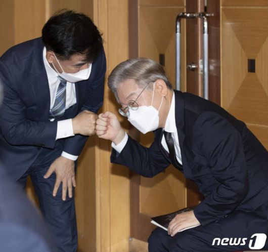 더불어민주당 대선 예비후보인 이재명 경기도지사가 지난해 9월28일 오후 서울 영등포구 중앙보훈회관에서 열린 개발이익 환수 법제화 긴급토론회에서 김병욱 의원과 인사하고 있다. / 사진제공=뉴스1