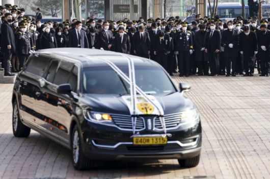 [평택=뉴시스 문재인 대통령이 8일 오전 경기도 평택시 이충문화체육센터에서 엄수된 경기도 순직 소방공무원 영결식을 마친 후 운구 차량을 향해 묵념하고 있다. (사진=청와대 제공) 2022.01.08.