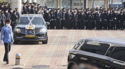 [평택=뉴시스 경기사진공동취재단 = 문재인 대통령이 8일 오전 경기 평택시 이충문화체육센터에서 경기도청장으로 진행된 순직 소방공무원 합동 영결식에서 운구행렬을 바라보고 있다. 2022.01.08.