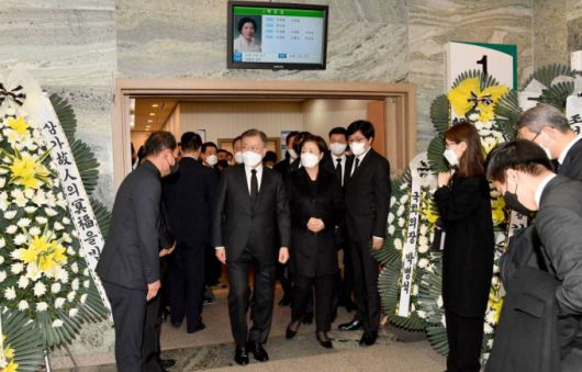 [광주=뉴시스] 변재훈 기자 = 문재인 대통령과 부인 김정숙 여사가 9일 광주 동구 조선대병원장례식장에 차려진 이한열 열사의 모친 고(故) 배은심 여사의 빈소를 찾아 조문한 뒤 이동하고 있다. 2022.01.09.