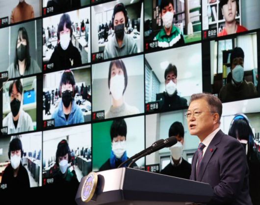 [구미=뉴시스] 김진아 기자 = 문재인 대통령이 11일 오전 경북 구미시 구미코에서 열린 구미형 일자리 LG BCM(Battery Core Material) 공장 착공식에서 인사말을 하고 있다. 2022.01.11.