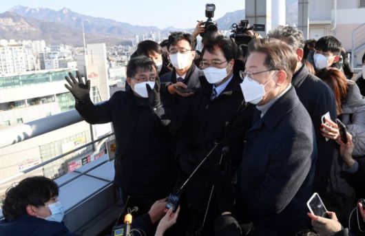 [서울=뉴시스] 국회사진기자단 = 이재명 더불어민주당 대선 후보가 13일 서울 노원구 한 빌딩 옥상에서 부동산 정책발표 전 노후 아파트 단지를 살펴보고 있다. 2022.01.13.