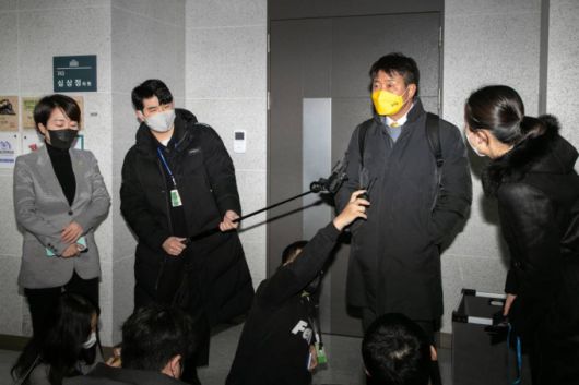 [서울=뉴시스] 김선웅 기자 = 여영국 정의당 대표가 13일 서울 여의도 국회의원회관 내 심상정의원실을 방문한 후 기자들의 질문을 받고 있다. 심상정 정의당 대선 후보는지난 12일 돌연 모든 선거운동 일정을 중단하고 숙고에 들어간 후 현재까지 자택에 머물고 있다고 전해지고있다. (공동취재사진) 2022.01.13.