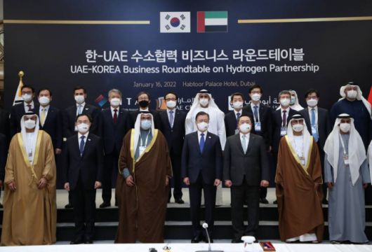 [두바이=뉴시스 김진아 기압둘라자 = 문재인 대통령이 16일(현지시간) 아랍에미리트 두바이 한 호텔에서 열린 한-UAE 수소협력 비즈니스 라운드 테이블에서 구자열 무역협회장, 압둘라 모하메드 알 마즈로이 UAE연방상공회의소 회장 등 참석자들과 기념촬영을 하고 있다.  2022.01.16.