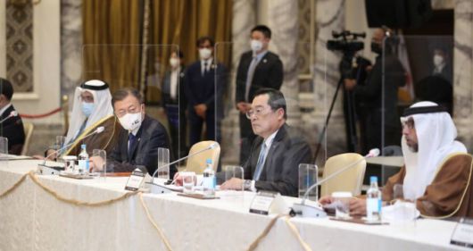 [두바이=뉴시스] 김진아 기자 = 문재인 대통령이 16일(현지시간) 아랍에미리트 두바이의 한 호텔에서 열린 한-UAE 수소협력 비즈니스 라운드 테이블에 참석해 수하일 알 마즈루이 UAE 에너지인프라부장관의 발언을 듣고 있다. 2022.01.16.