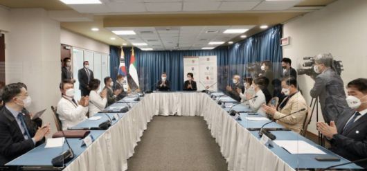 [라스알카이마=뉴시스] 김진아 기자 = 문재인 대통령과 김정숙 여사가 17일 아랍에미리트 셰이크칼리파 전문병원(SKSH)을 방문해 한국 의료진 및 직원과 간담회를 하며 격려하고 있다. 2022.01.17.