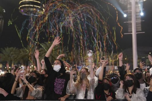 [두바이=뉴시스 김진아 기자 = 문재인 대통령과 김정숙 여사가 참석한 가운데 16일(현지시간) 아랍에미리트 두바이 엑스포 쥬빌리공원에서 열린 K-POP 콘서트에서 팬들이 환호하고 있다. 2022.01.17.