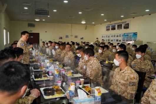 [두바이=뉴시스] 문재인 대통령과 함께 아랍에미리트(UAE)를 방문 중인 정의용 외교부장관이 17일(현지시각) 아랍에미리트(UAE)에 주둔한 아크부대를 방문, 부대원들을 격려하고 있다. (사진=아크부대 제공) 2022.01.17.