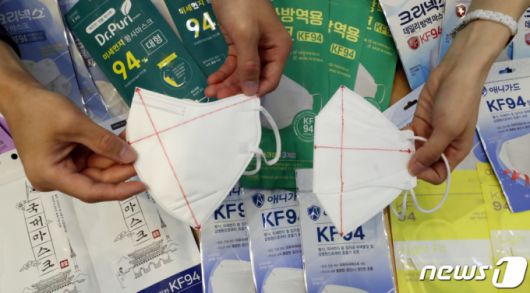 (세종=뉴스1) 장수영 기자 = 한국소비자원 직원들이 27일 정부세종청사 공정거래위원회 기자실에서 열린 'KF94 일회용 마스크 가격·품질 비교정보' 브리핑에서 시험대상 제품을 설명하고 있다.   소비자원은 시험대상 전제품의 안전성은 이상이없으나 제품별 치수 차이가 있어 착용자 얼굴 특성에 맞는 제품 선택이 필요할 것으로 보인다고 설명했다. 2021.7.27/뉴스1