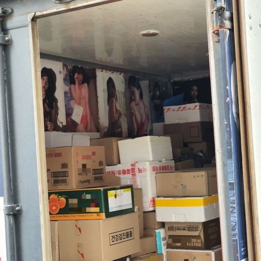 한 택배 차 내부 모습. 수영복 입은 여성 포스터가 잔뜩 붙어 있다. /사진=온라인 커뮤니티