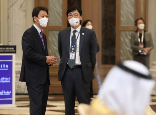 [두바이=뉴시스 김진아 기자 = 이호승 청와대 정책실장과 임종석 외교안보특별보좌관이 16일(현지시간) 아랍에미리트 두바이의 한 호텔에서 열린 한-UAE 수소협력 비즈니스 라운드 테이블에 참석해 행사 시작 전 대화하고 있다. 2022.01.16.