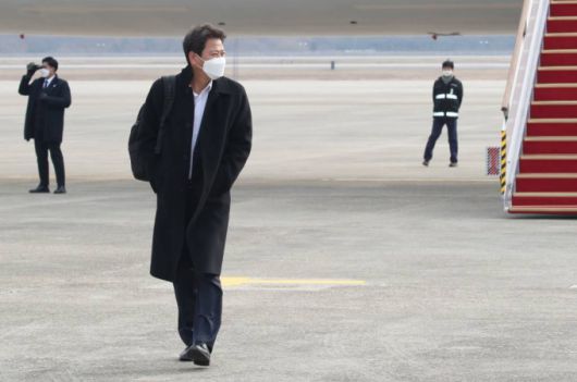 [성남=뉴시스] 김진아 기자 = 문재인 대통령과 함께 아랍에미리트(UAE), 사우디아라비아, 이집트 등 중동 3개국 순방을 마친 임종석 대통령 외교안보특별보좌관이 22일 경기 서울공항에 도착해 공군 1호기에서 내리고 있다. 2022.01.22.