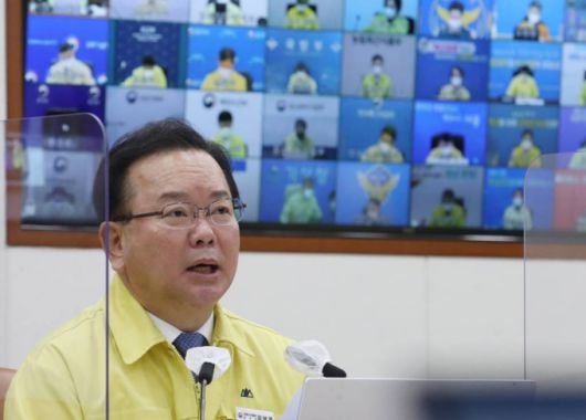 [서울=뉴시스] 김명원 기자 = 김부겸 국무총리가 26일 서울 종로구 정부서울청사에서 열린 코로나19 대응 중앙재난안전대책본부 회의 겸 안전상황점검회의를 주재하며 발언을 하고 있다. 2022.01.26.