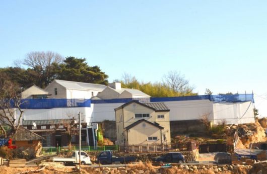 [양산=뉴시스] 김성찬 기자 = 문재인 대통령이 퇴임 후 거처할 경남 양산시 하북면 평산마을 사저 전경. (공사 가림막 뒤 건물) 2021.12.22.