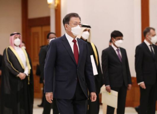 [서울=뉴시스] 김진아 기자 = 문재인 대통령이 4일 오후 청와대 충무실에서 열린 주한대사 신임장 제정식에 참석하고 있다. 2022.02.04.