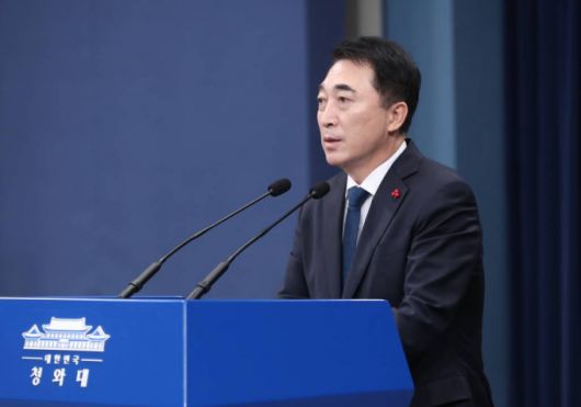 [서울=뉴시스] 전진환 기자 = 박수현 국민소통수석이 27일  청와대 춘추관에서 문재인 대통령 설 연휴 일정 등과 관련해 브리핑하고 있다. 2022.01.27.