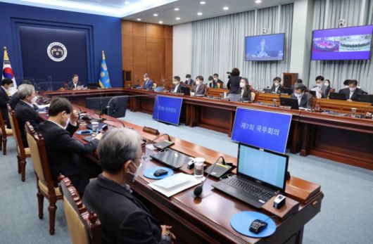[서울=뉴시스] 전진환 기자 = 문재인 대통령이 8일 오전 청와대 여민관에서 영상 국무회의를 주재하고 있다. 2022.02.08.