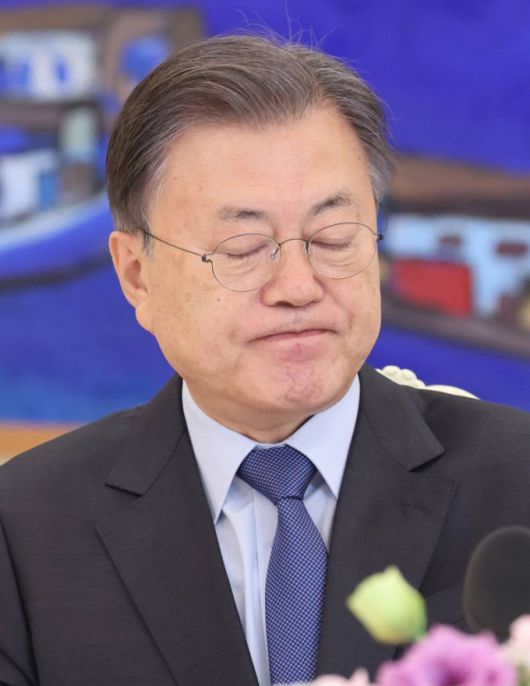 [서울=뉴시스] 전진환 기자 = 문재인 대통령이 10일 청와대에서 열린 자립준비청년 초청 오찬 간담회에서 인사말을 마치고 마이크를 내려놓고 있다. 2022.02.10.