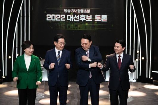 이달 3일 서울 여의도 KBS에서 열린 방송 3사 합동 초청 '2022 대선 후보 토론'에 앞서 후보들이 기념촬영하고 있다. 왼쪽부터 심상정 정의당, 이재명 더불어민주당, 윤석열 국민의힘, 안철수 국민의당 대선 후보. / 사진제공=뉴시스