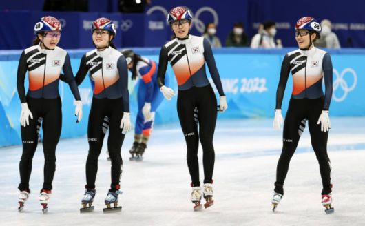 [베이징(중국)=뉴시스] 김병문 기자 = 9일 오후 중국 베이징 캐피털 실내경기장에서 열린 2022 베이징동계올림픽 쇼트트랙 여자 3000m 계주 준결승 경기, 결승 진출에 성공한 한국 최민정, 이유빈, 김아랑, 서휘민이 기뻐하고 있다. 2022.02.09.