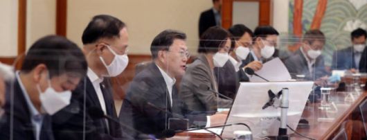 [서울=뉴시스 전진환 기자 = 문재인 대통령이 14일 청와대 본관에서 열린 대외경제안보전략회의를 주재하며 발언하고 있다. 2022.02.14.