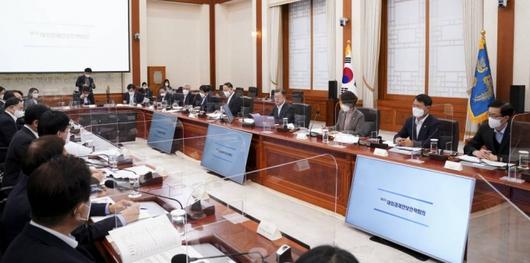 [서울=뉴시스] 전진환 기자 = 문재인 대통령이 14일 청와대 본관에서 열린 대외경제안보전략회의를 주재하며 발언하고 있다. 2022.02.14.