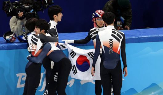 [베이징(중국)=뉴시스] 홍효식 기자 = 16일 오후 중국 베이징 캐피털 실내경기장에서 열린 2022 베이징동계올림픽 쇼트트랙 남자 5000m 계주 결승, 은메달을 딴 한국 대표팀 선수들이 기뻐하고 있다. 2022.02.16.