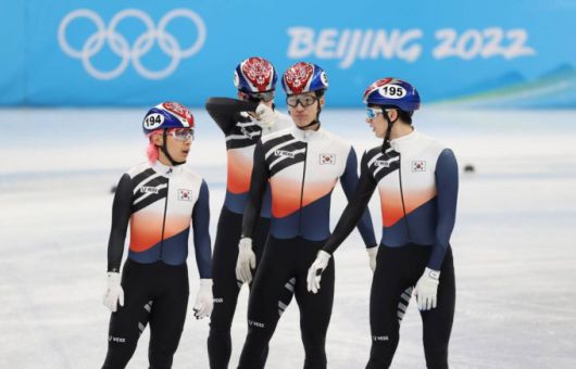 [베이징(중국)=뉴시스 홍효식 기자 = 16일 오후 중국 베이징 캐피털 실내경기장에서 열린 2022 베이징동계올림픽 쇼트트랙 남자 5000m 계주 결승, 은메달을 딴 한국 대표팀 선수들이 기뻐하고 있다. 2022.02.16.