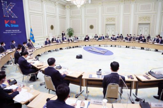 [서울=뉴시스] 전진환 기자 = 문재인 대통령이 17일 오전 청와대 영빈관에서 열린 외국인투자기업인과의 대화에 참석, 발언하고 있다. 2022.02.17.