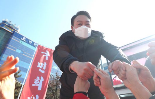 (성남=뉴스1) 구윤성 기자 = 윤석열 국민의힘 대선 후보가 17일 오후 경기도 성남시 야탑역 앞에서 열린 거리 유세에서 지지자들과 인사하고 있다. 2022.2.17/뉴스1