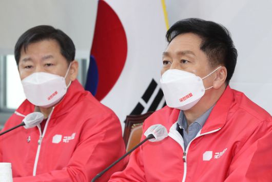 (서울=뉴스1) 이동해 기자 = 김기현 국민의힘 원내대표가 17일 오전 서울 여의도 국회에서 열린 선거대책본부-원내지도부 연석회의에서 발언하고 있다. 2022.2.17/뉴스1
