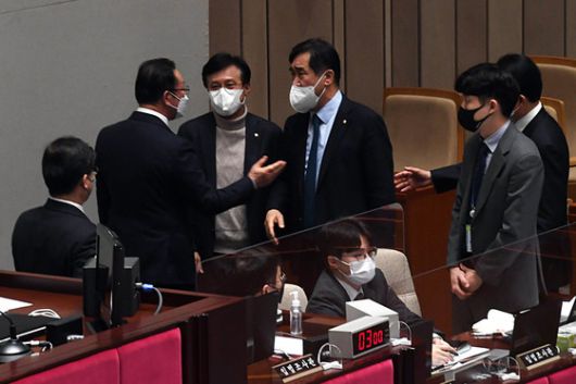 (서울=뉴스1) 이승배 기자 = 맹성규 더불어민주당 예결위 간사가 18일 오후 서울 여의도 국회에서 열린 예산결산특별위원회 전체회의가 정회되자 이종배 예결위원장에게 항의하고 있다. 2022.2.18/뉴스1