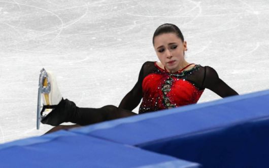 [베이징(중국)=뉴시스] 고범준 기자 = 17일 오후 중국 베이징 캐피털 실내경기장에서 열린 2022 베이징동계올림픽 피겨 스케이팅 여자 싱글 프리스케이팅에서 카밀라 발리예바(러시아 올림픽 위원회·ROC)가 연기를 하던 중 넘어지고 있다. 2022.02.17.