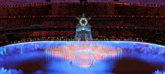 [베이징(중국)=뉴시스] 고범준 기자 = 20일 오후 중국 베이징 국립 경기장에서 열린 2022 베이징 동계 올림픽 폐막식에서 대한민국 스피드스케이팅 은메달리스트 차민규 등 각국 선수단 대표가 국기를 들고 입장하고 있다. 2022.02.20.