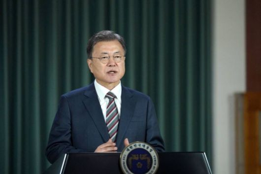 [서울=뉴시스] 문재인 대통령이 22일 국제노동기구(ILO)에서 개최한 ‘사람중심 회복을 위한 ILO 글로벌 포럼’ 제 1세션에서 연설하고 있다. (사진=청와대 제공) 2022.02.22. *재판매 및 DB 금지