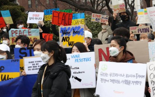 [서울=뉴시스 고범준 기자 = 참여연대, 사회진보연대 등 시민사회단체 회원들이 28일 서울 중구 주한러시아대사관 앞에서 열린 러시아의 우크라이나 침공 중단·평화적 해결 촉구 시민사회 공동 기자회견에서 손 피켓을 들고 있다. 2022.02.28.